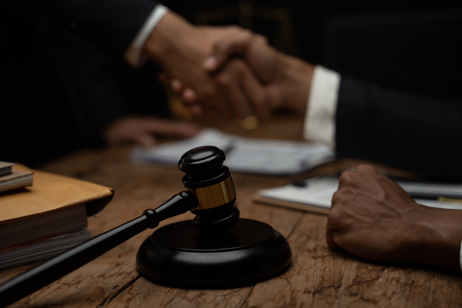 Abogado trabajando en documentos legales